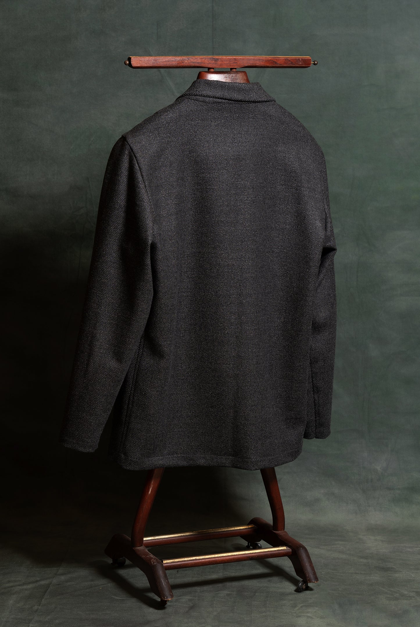 Giacca doppiopetto da uomo modello Tortona in twill di lana grigio vista da dietro amisuraduomo sartoria Milano