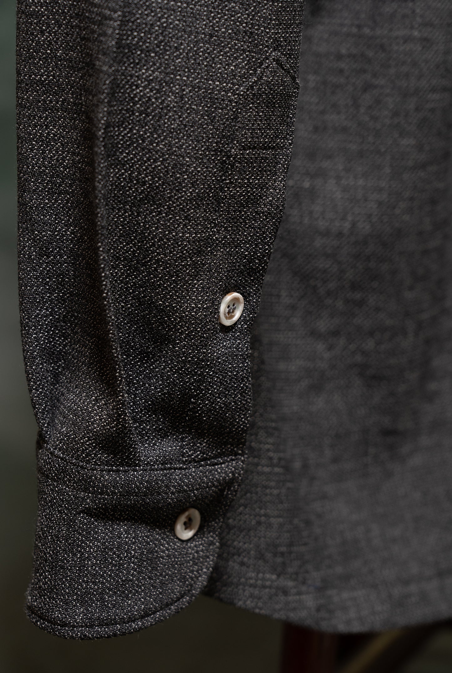 Giacca overshirt da uomo in jersey di lana grigia dettaglio polsino modello navigli amisuraduomo sartoria Milano