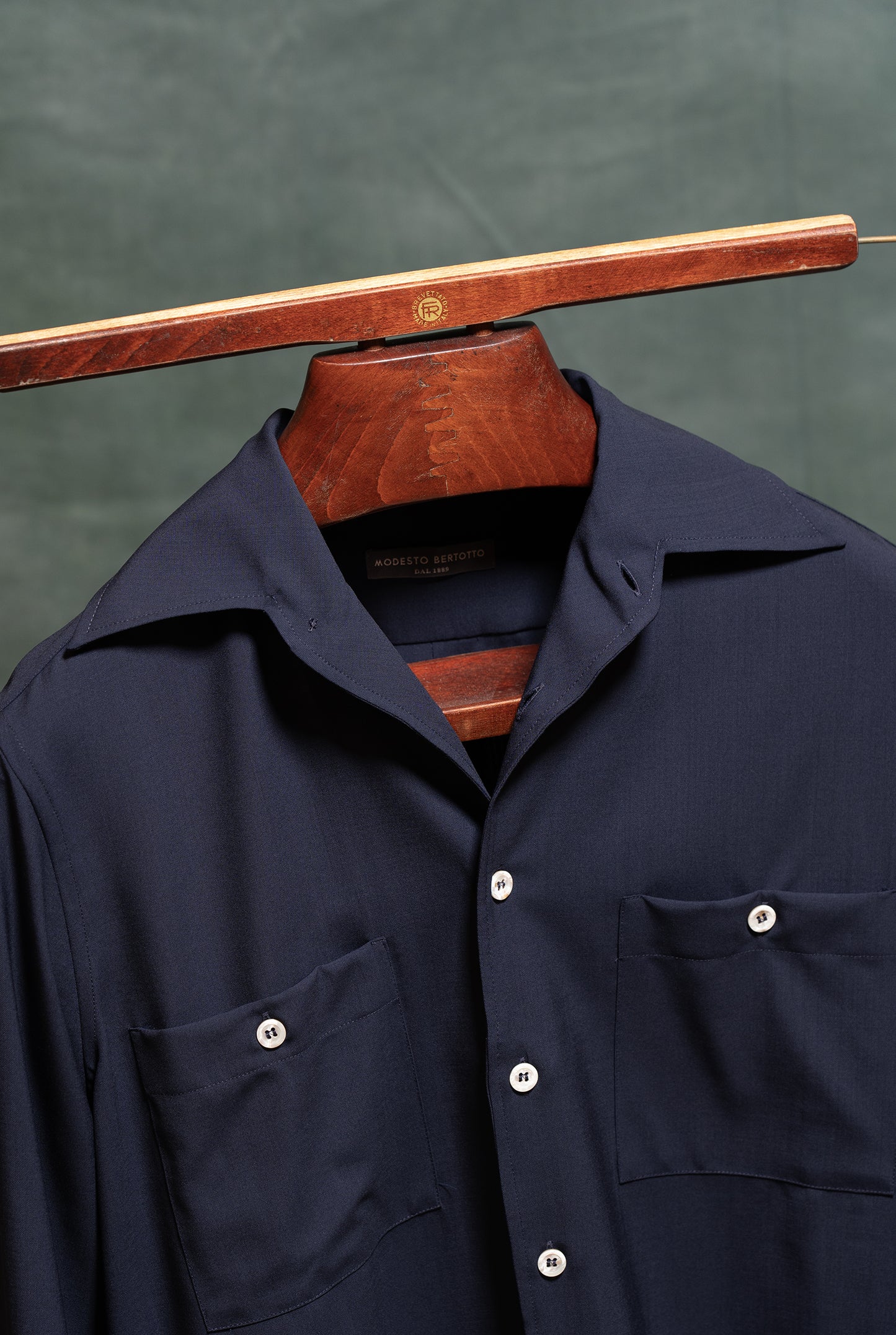 Overshirt da uomo lana tech superfine colore blu navy modello Navigli amisuraduomo sartoria Milano
