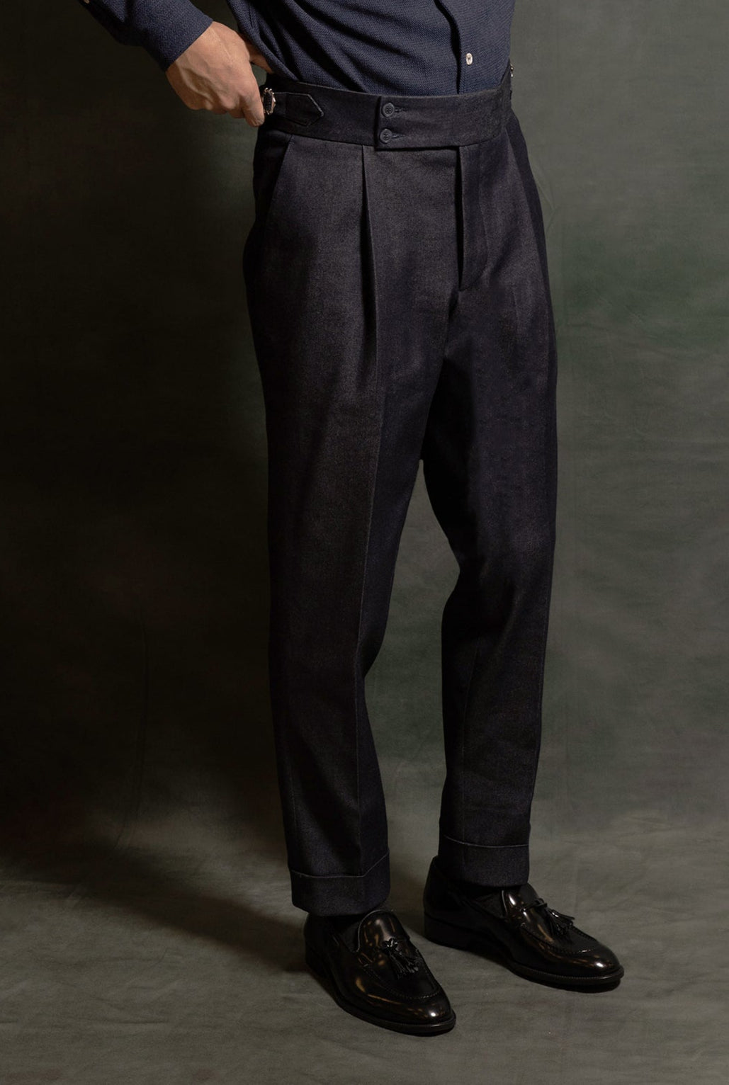 pantaloni da uomo con una pence, tasca doppio filetto e fibbie laterali Capri amisuraduomo sartoria Milano