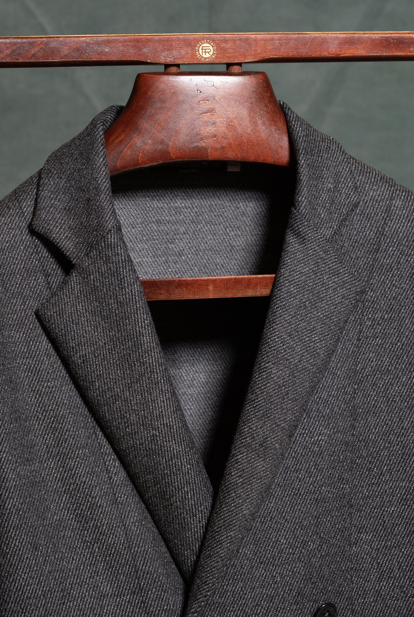 Dettaglio scollo giacca da uomo dippiopetto modello Tortona in twill di lana grigio amisuradumo sartoria Milano
