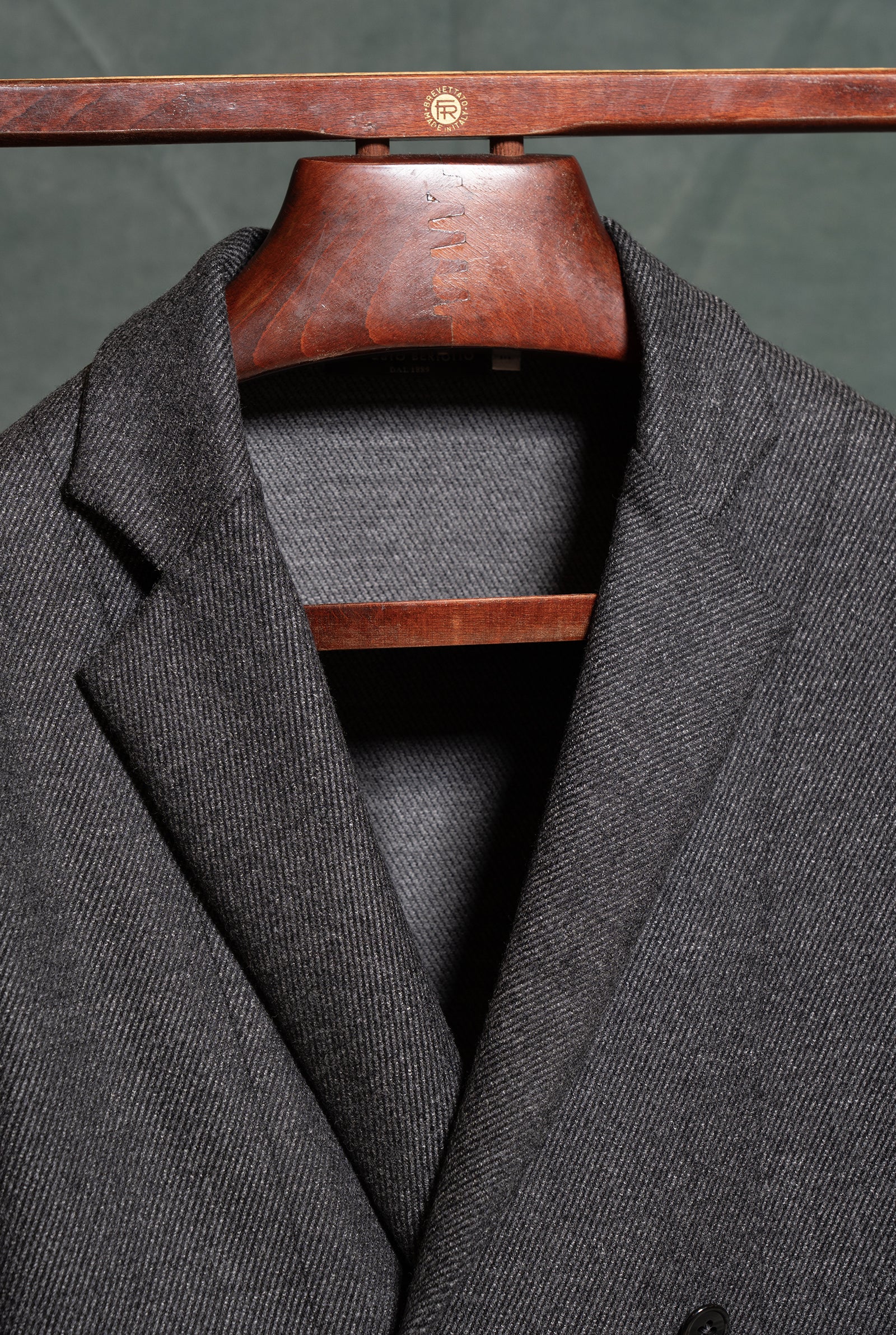 Dettaglio scollo giacca da uomo dippiopetto modello Tortona in twill di lana grigio amisuradumo sartoria Milano