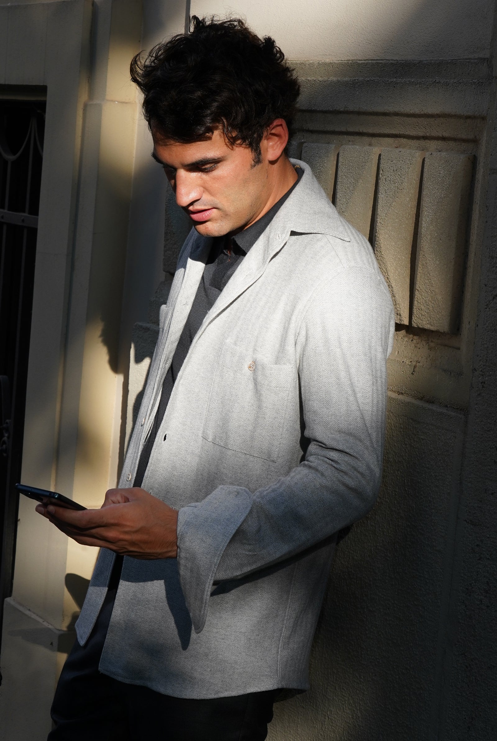 Camicia overshirt modello Navigli in jersey indossata in grigio polvere sartoria amisuraduomo Milano