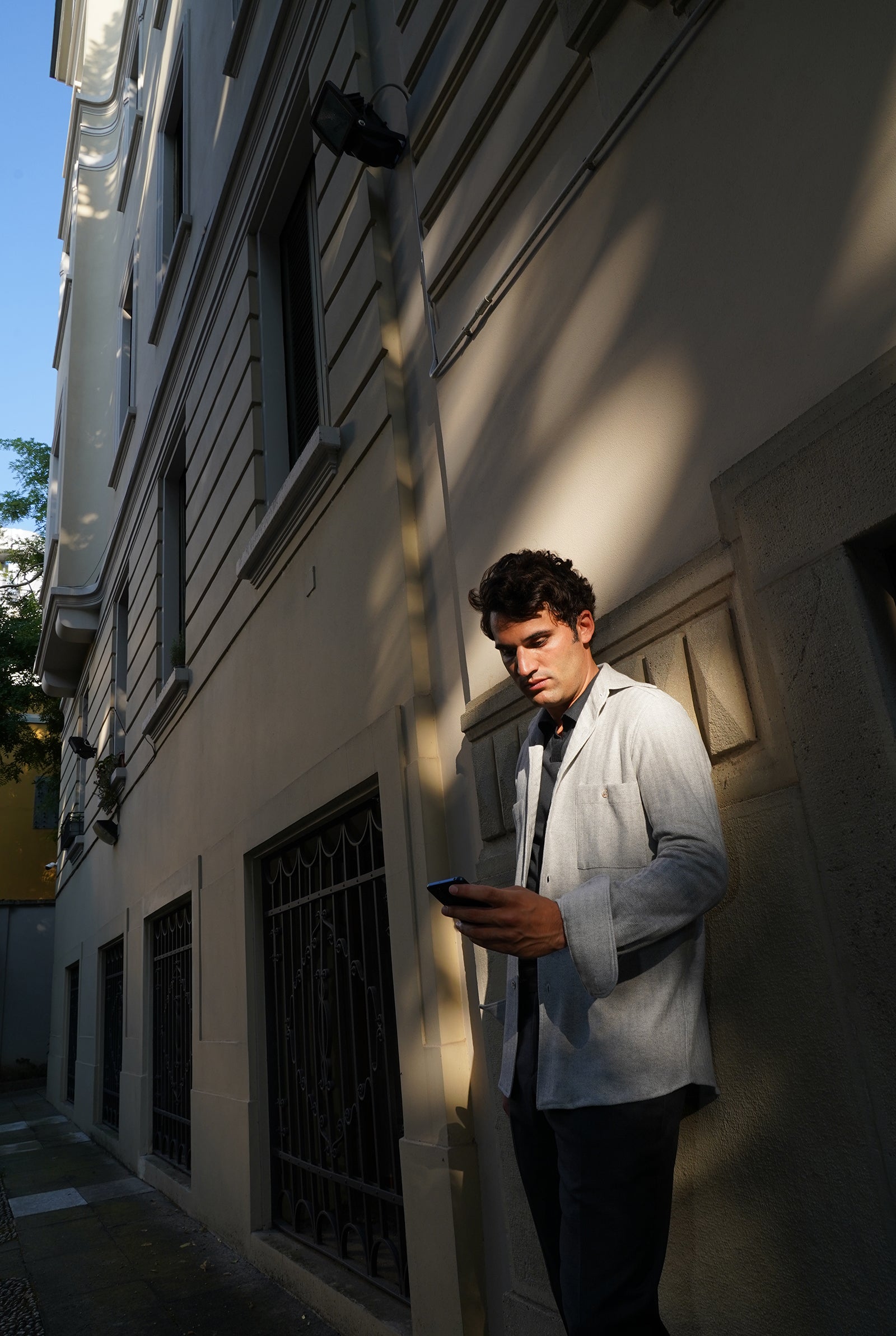 Camicia overshirt modello Navigli in jersey indossata in grigio polvere sartoria amisuraduomo Milano