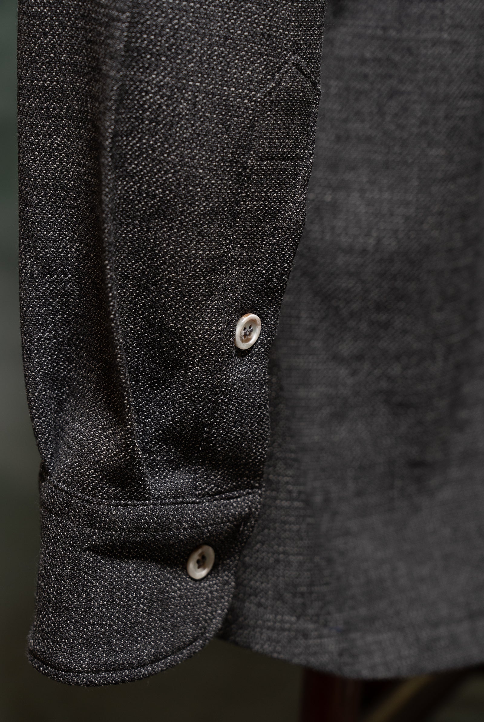 Giacca overshirt da uomo in jersey di lana grigia dettaglio polsino modello navigli amisuraduomo sartoria Milano